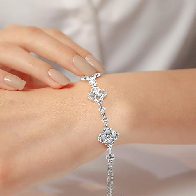 high-quality zircon inlaid lucky clover bracelet